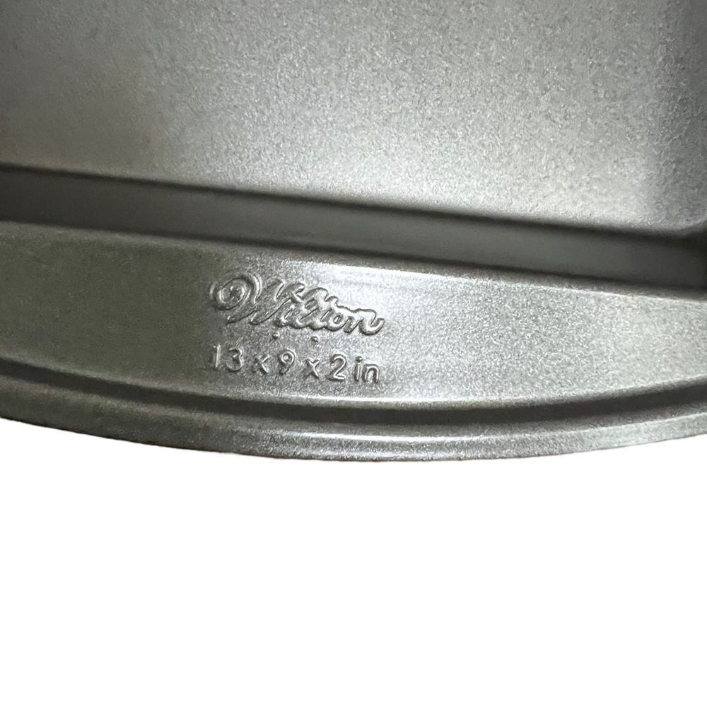 Wilton rectangular baking pan 13x9x2 - Picture 4 of 5